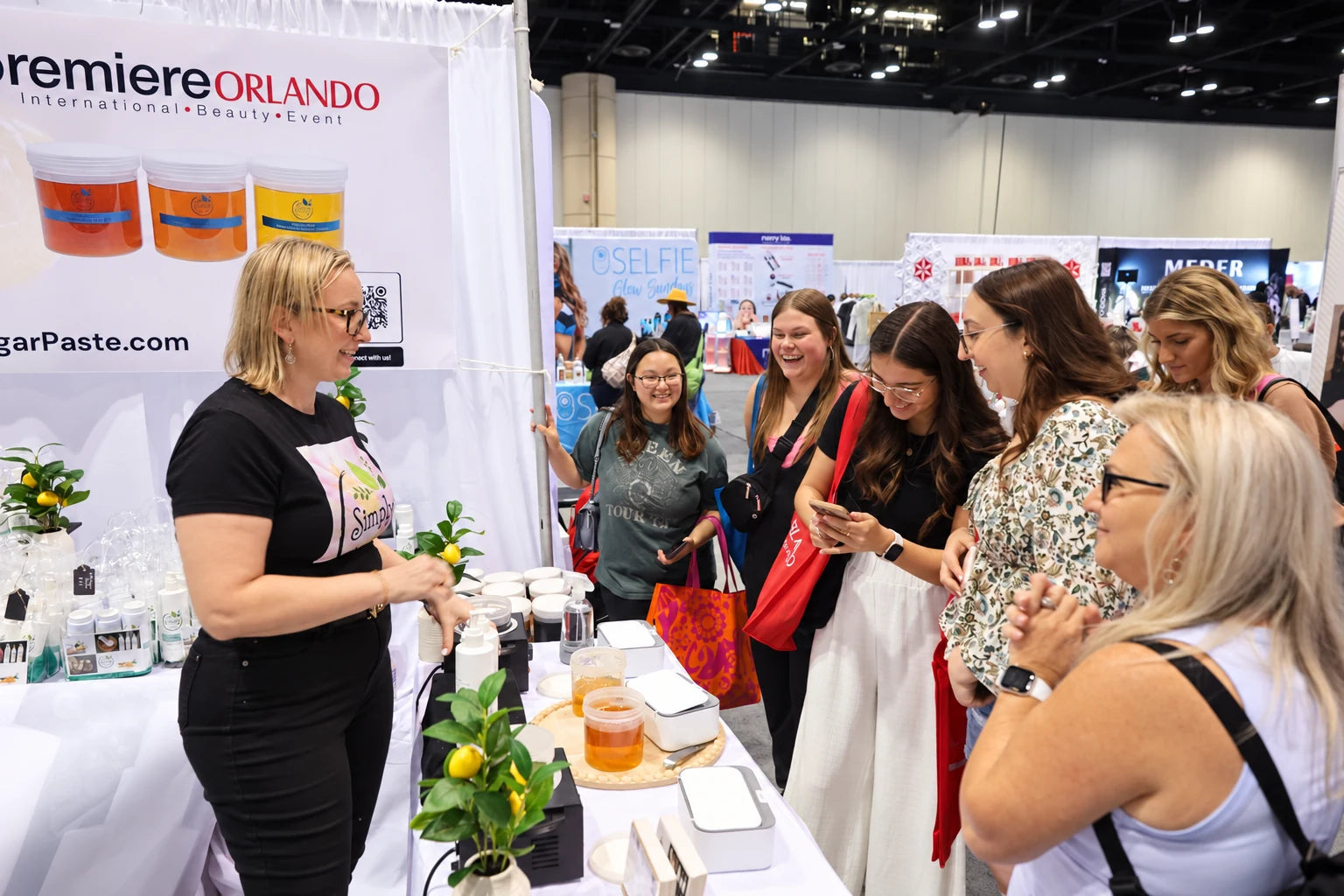 Shae demonstrating sugaring with attendees at Premiere Orlando